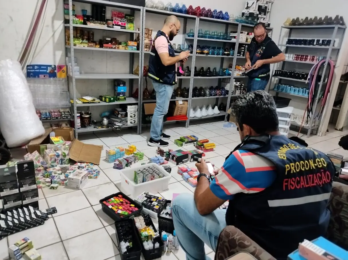 Em Anápolis, Procon Goiás apreende quase 2500 produtos em tabacaria