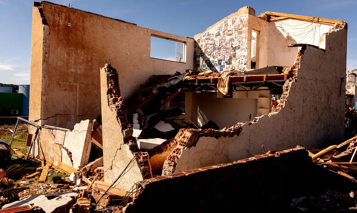 Governo do Paraná anuncia ajuda de até R$ 50 mil para famílias atingidas por tornado em Rio Bonito do Iguaçu