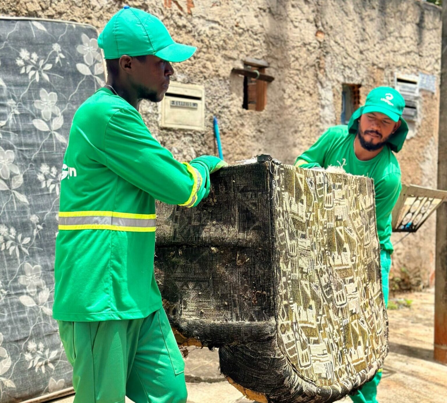 Prefeitura de Goiânia oferece agendamento gratuito para recolhimento de entulho por WhatsApp