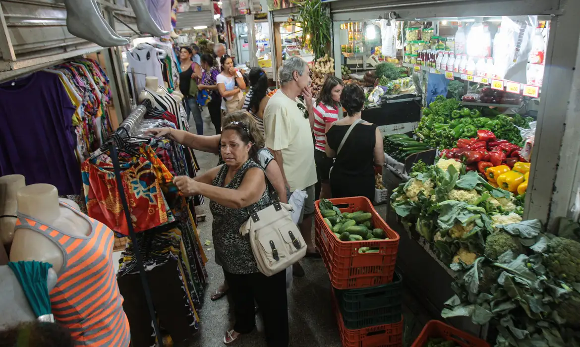 Inflação para famílias de baixa renda cai para 0,03% em outubro, menor nível em meses